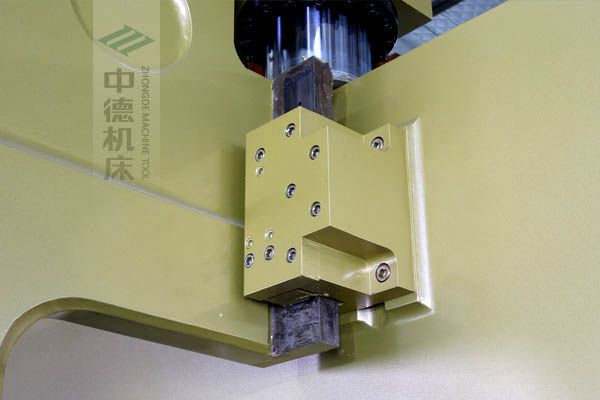 ZDP-20050加厚型滑块导轨，强无力的坚持滑块空隙，有用削减任务时的发抖.jpg