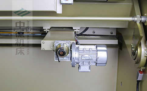 ZDS-1032剪板机后档料布局,平行度高,并接纳国际一流品牌轴承,耐磨抗压寿命长.jpg ZDS-1032剪板机后档料布局,平行度高,并接纳国际一流品牌轴承,耐磨抗压寿命长.jpg
